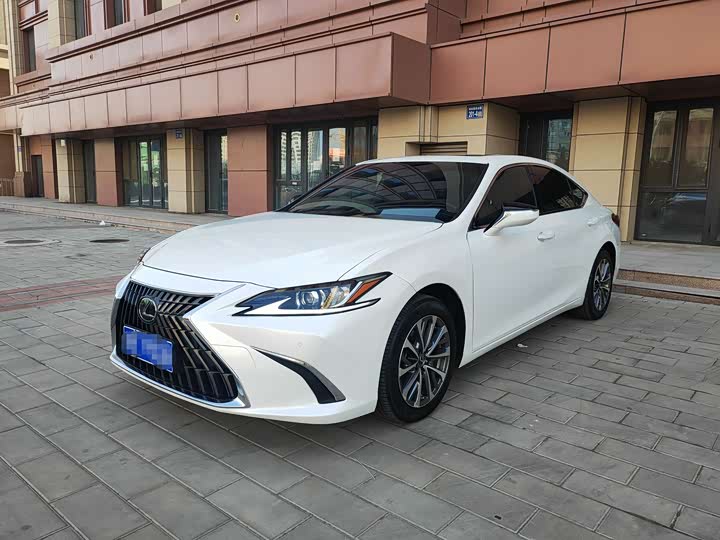 Фото 1 - Lexus ES