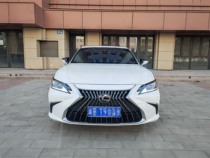 Фото 2 - Lexus ES