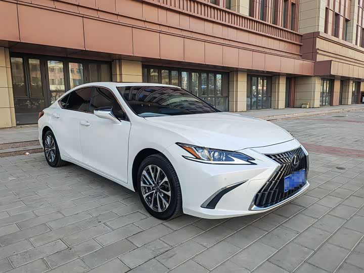 Фото 3 - Lexus ES