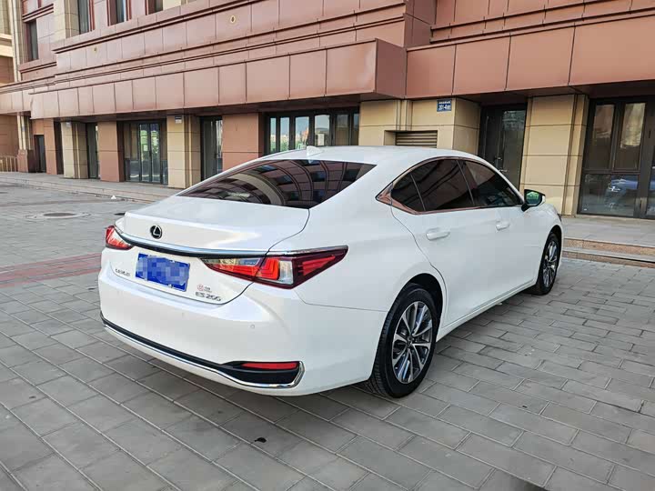 Фото 4 - Lexus ES