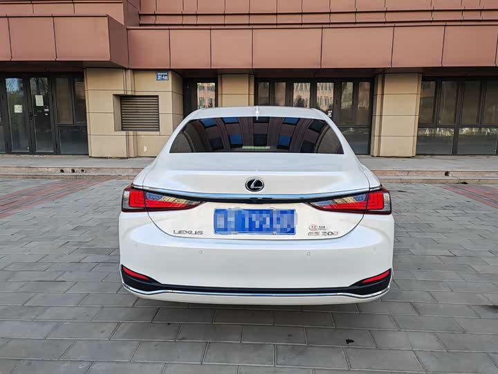 Фото 5 - Lexus ES