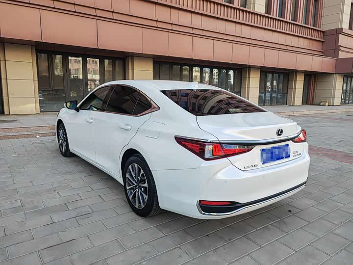 Фото 6 - Lexus ES