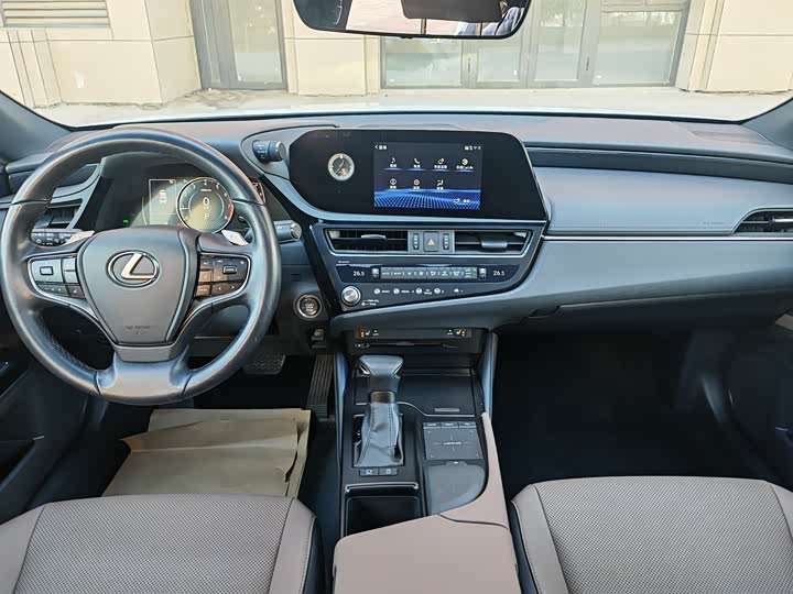 Фото 7 - Lexus ES