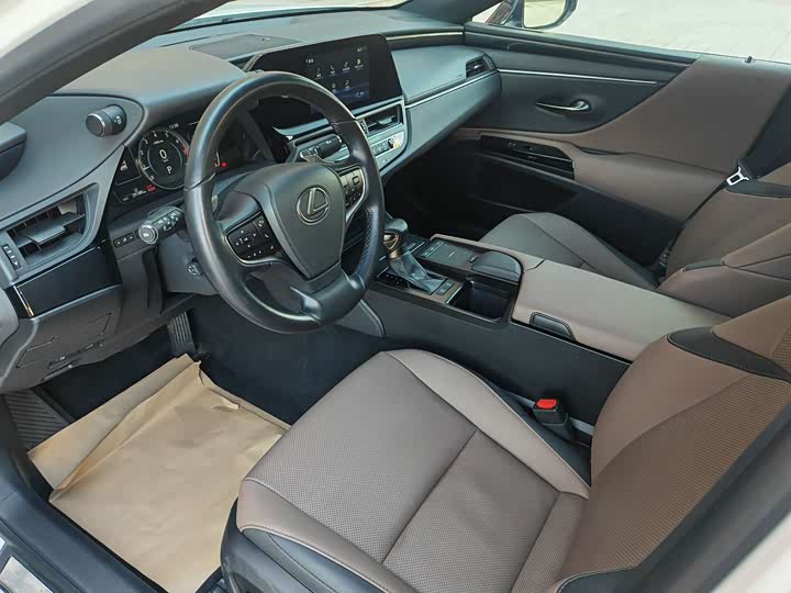 Фото 9 - Lexus ES