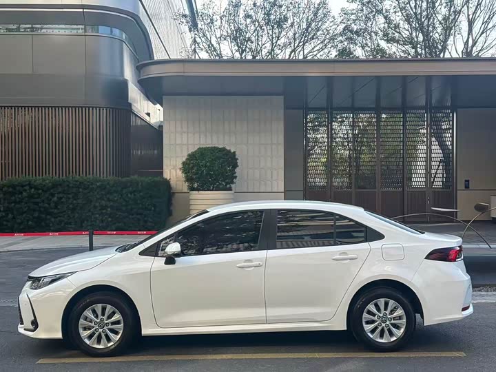 Фото 4 - Toyota Corolla