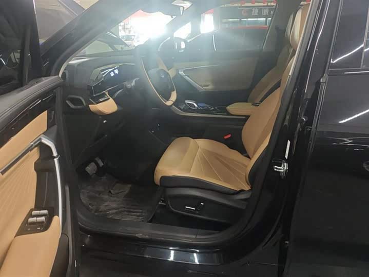 Фото 9 - Geely Atlas L