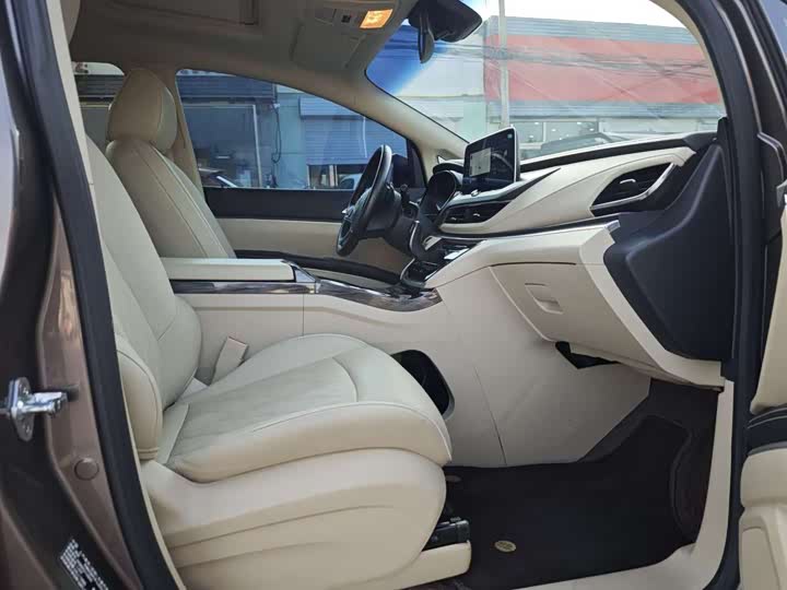 Фото 9 - Buick GL8 ES