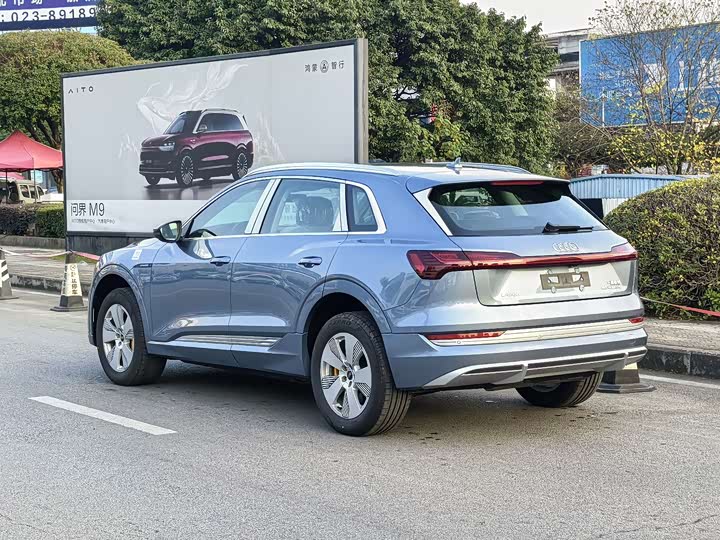 Фото 3 - Audi e-tron