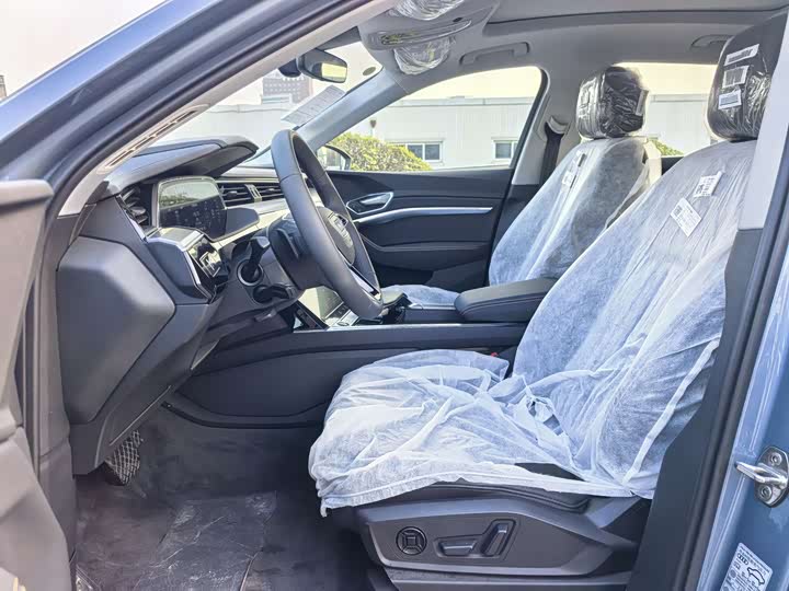 Фото 6 - Audi e-tron