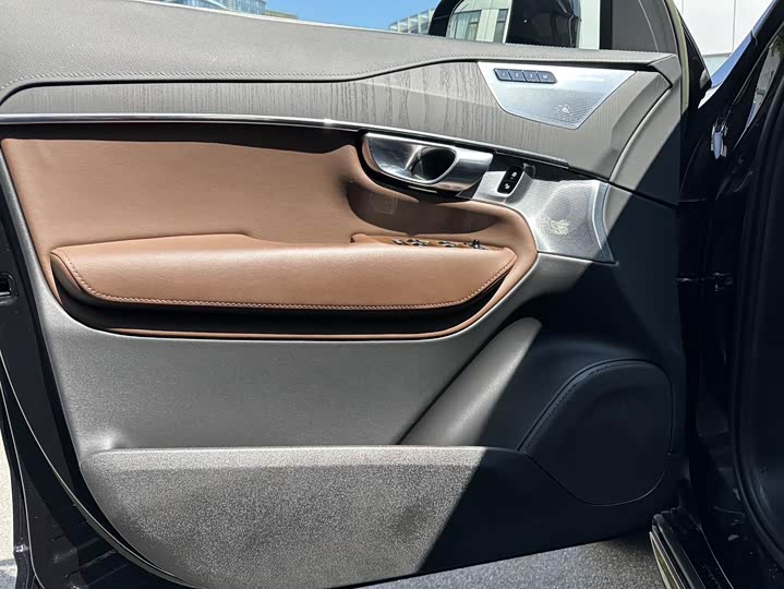 Фото 8 - Volvo XC90