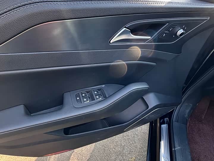 Фото 4 - Hongqi H5