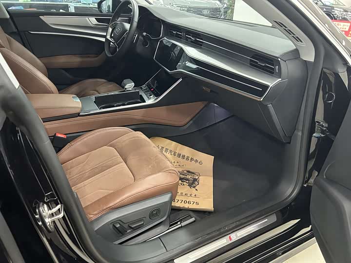 Фото 8 - Audi A7L