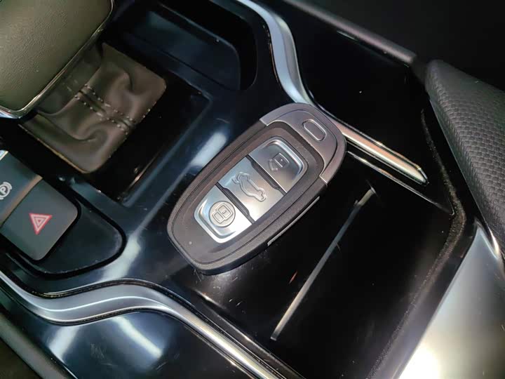 Фото 9 - Hongqi E-QM5