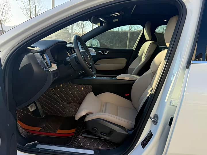 Фото 4 - Volvo XC60