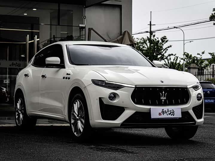 Фото 2 - Maserati Levante
