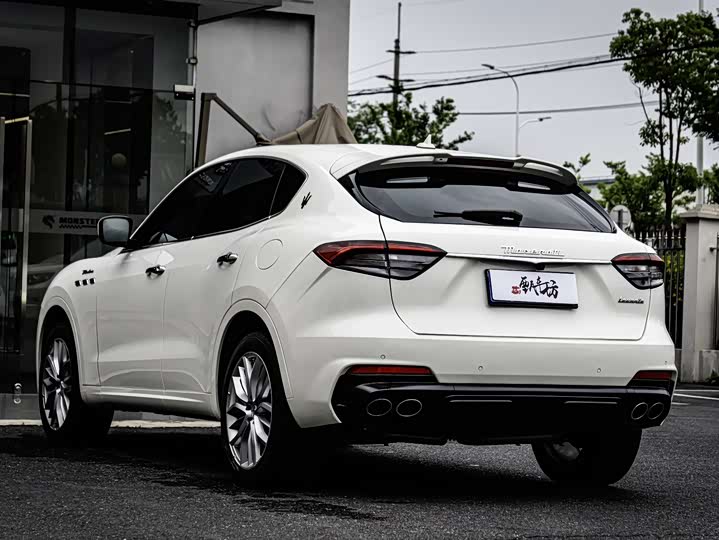 Фото 8 - Maserati Levante
