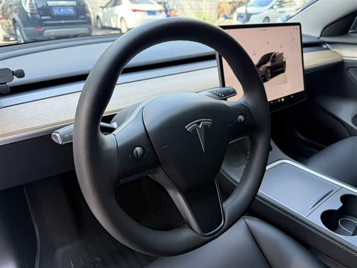 Фото 3 - Tesla Model 3