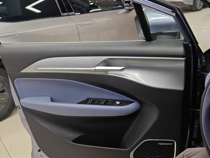 Фото 7 - Geely Geometry M6