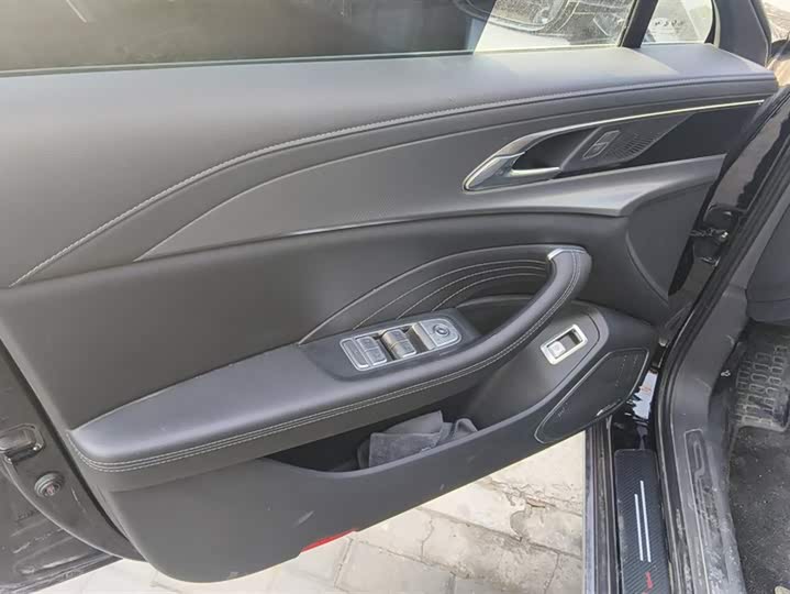 Фото 7 - Hongqi H5