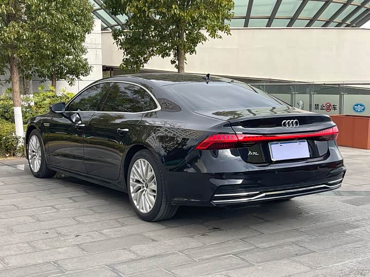 Фото 4 - Audi A7L