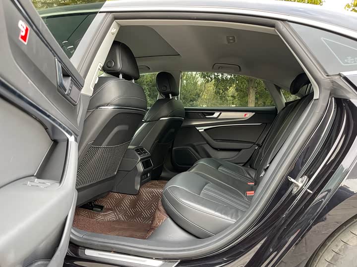 Фото 9 - Audi A7L