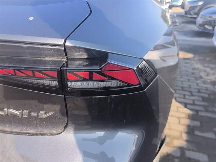 Фото 8 - Changan UNI-V