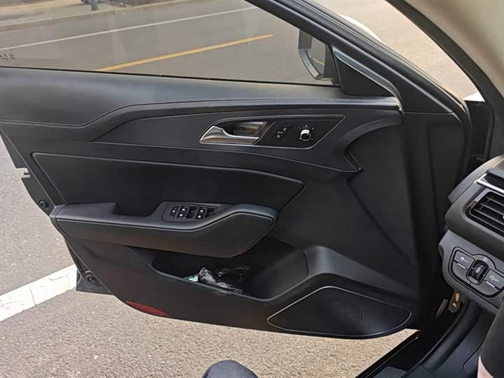 Фото 7 - Hongqi H5