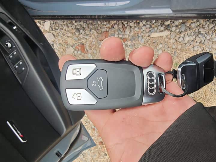 Фото 9 - Audi A4L