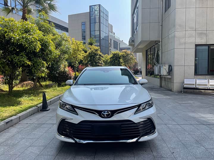 Фото 2 - Toyota Camry