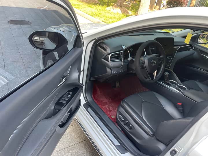 Фото 8 - Toyota Camry