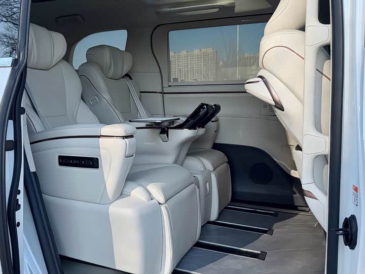 Фото 9 - Lexus LM
