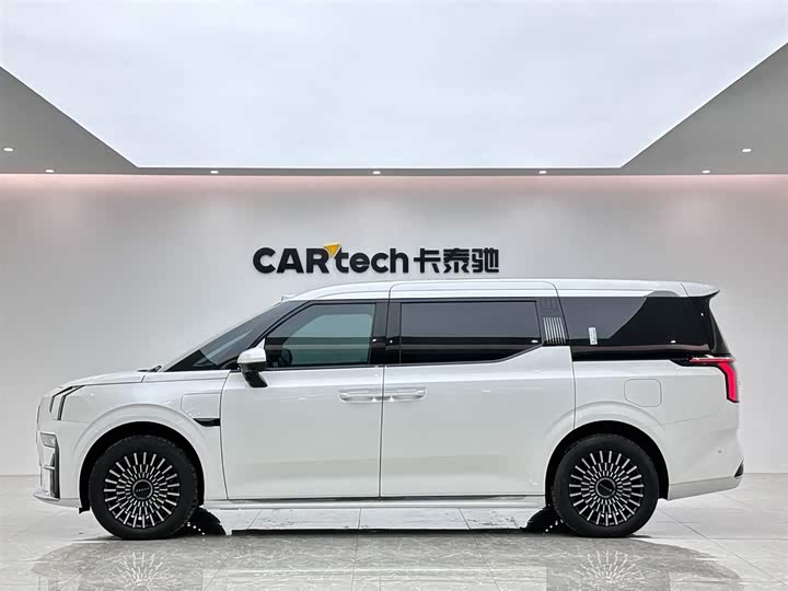 Фото 2 - Zeekr 009