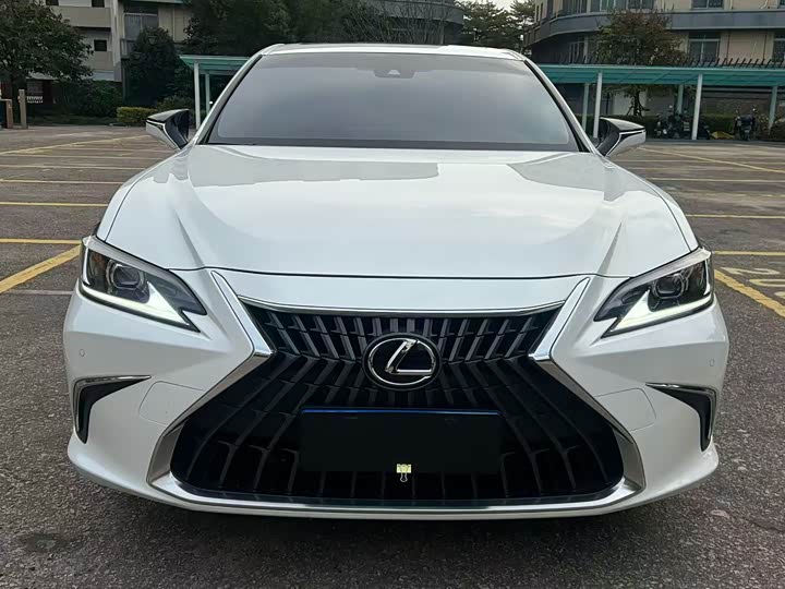 Фото 2 - Lexus ES