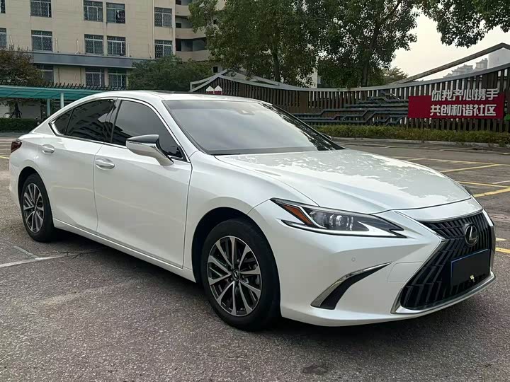 Фото 3 - Lexus ES