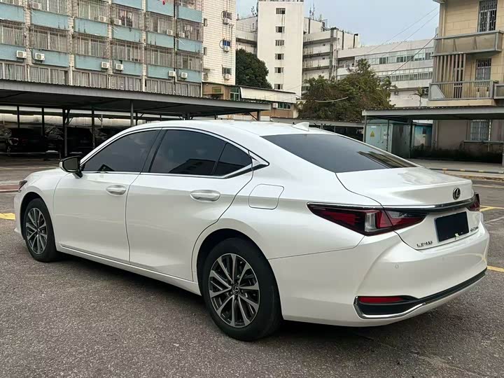 Фото 7 - Lexus ES