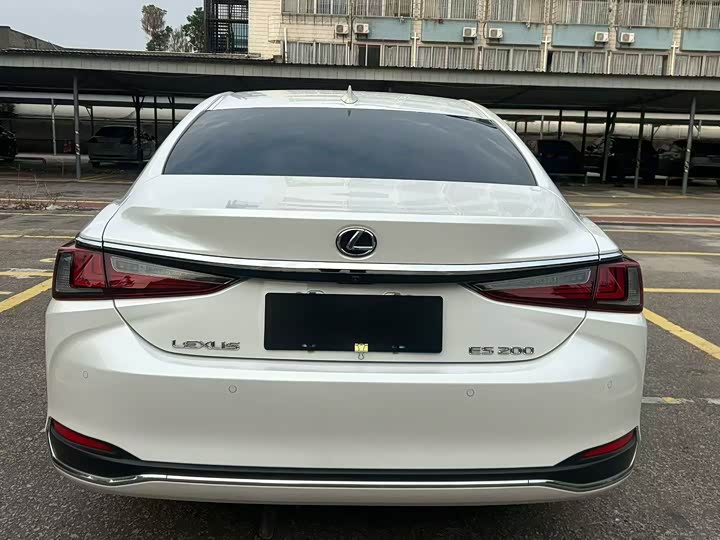 Фото 8 - Lexus ES