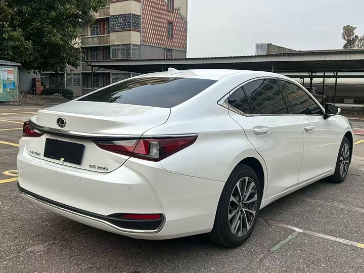 Фото 9 - Lexus ES