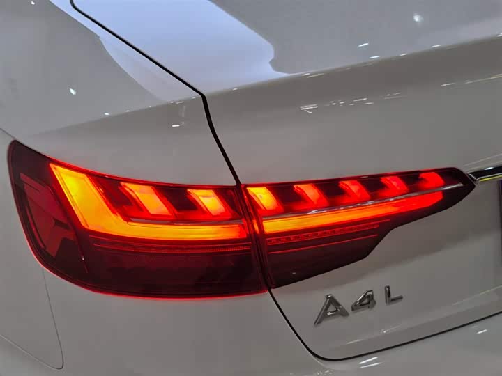 Фото 8 - Audi A4L