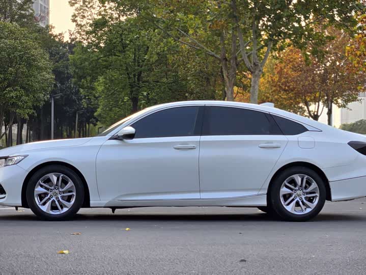 Фото 2 - Honda Accord