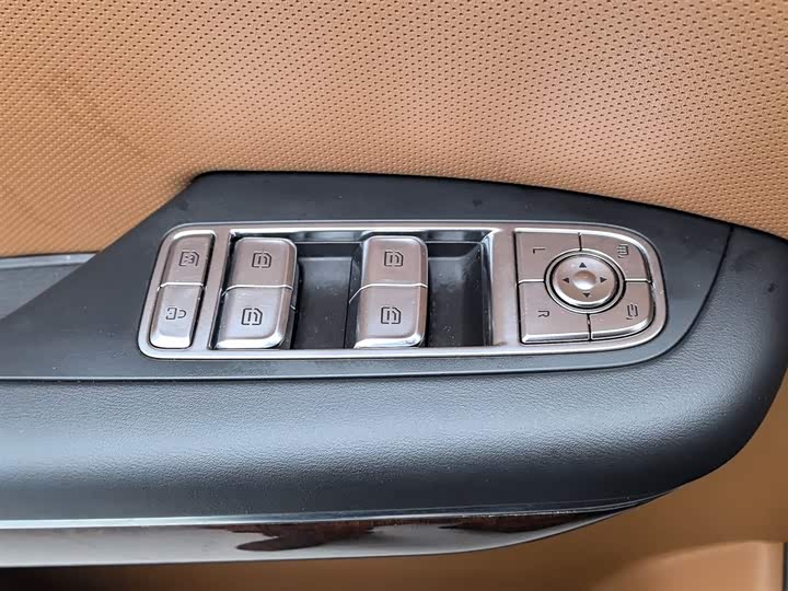 Фото 9 - Hongqi HQ9