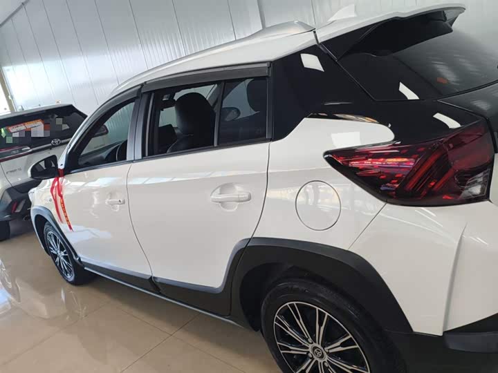 Фото 5 - Toyota Yaris L Hatchback