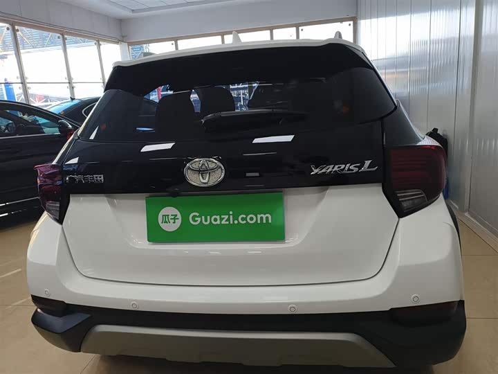 Фото 6 - Toyota Yaris L Hatchback