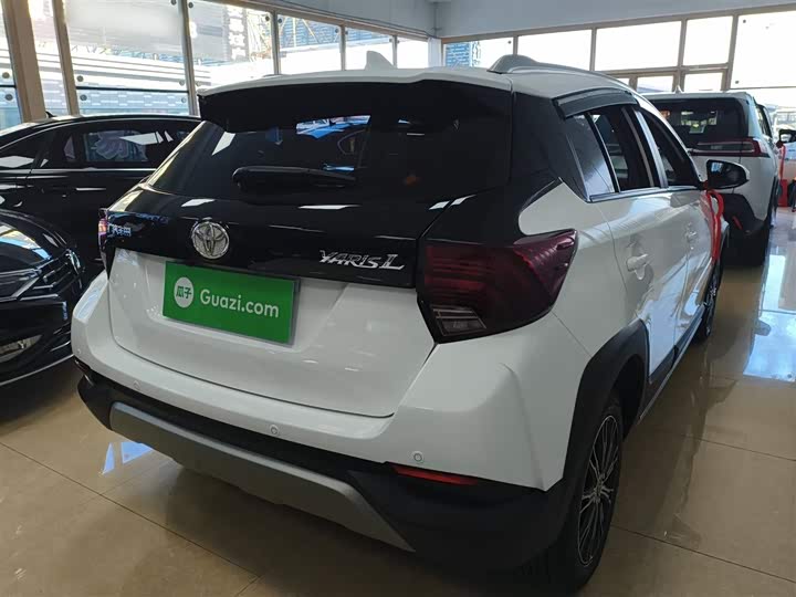 Фото 7 - Toyota Yaris L Hatchback