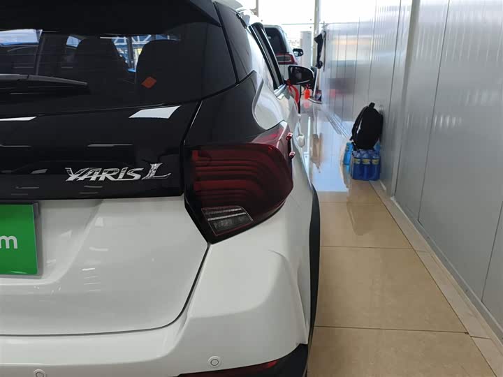 Фото 8 - Toyota Yaris L Hatchback