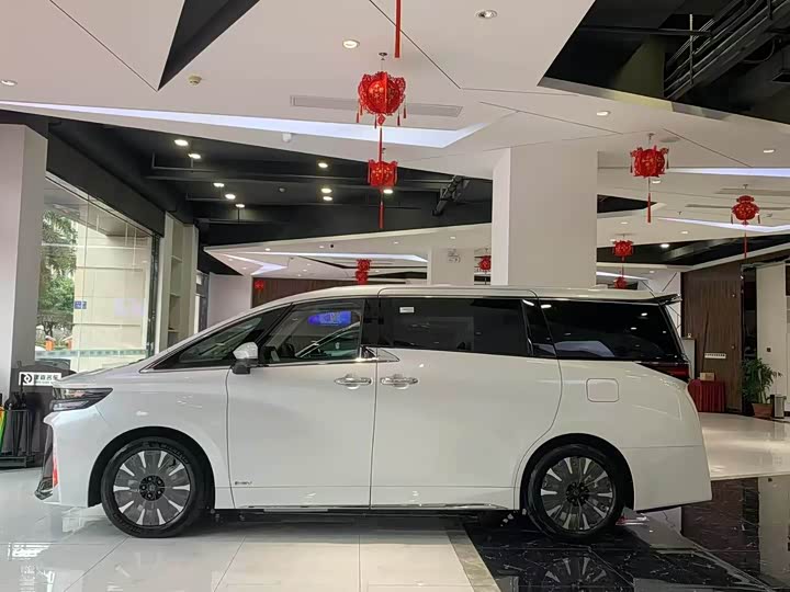 Фото 3 - Toyota Vellfire