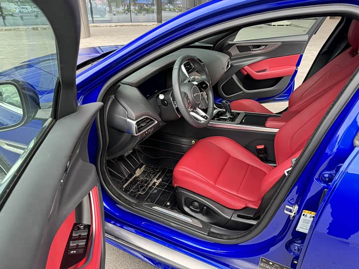 Фото 4 - Jaguar XE L