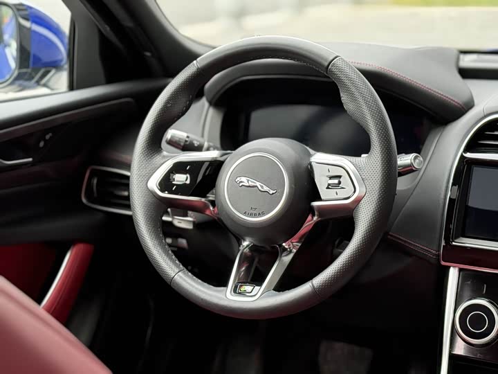 Фото 7 - Jaguar XE L