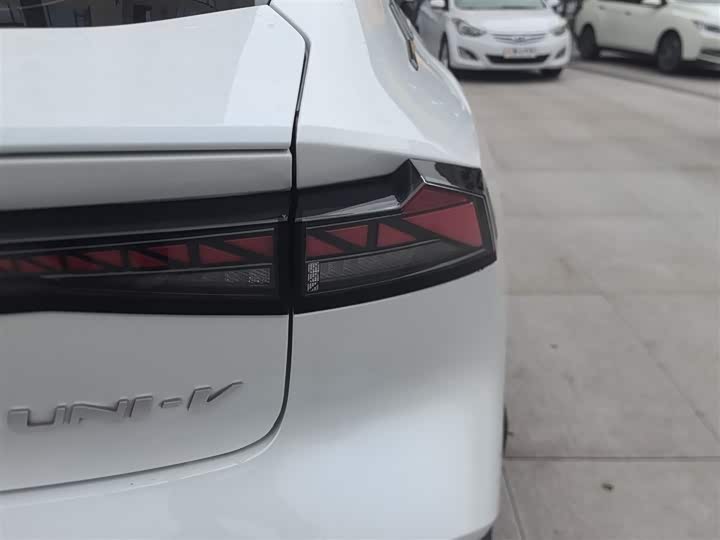 Фото 8 - Changan UNI-V