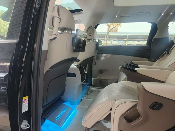 Фото 9 - Denza D9