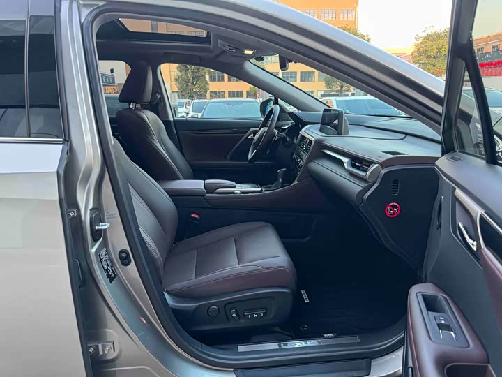 Фото 7 - Lexus RX